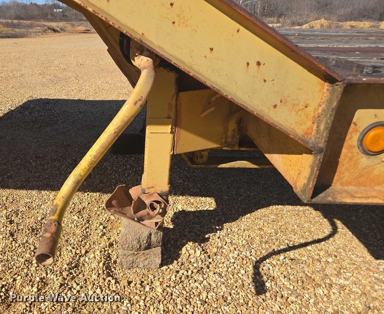 image for item DU2697 1995 Sun Manufacturing drop deck equipment trailer