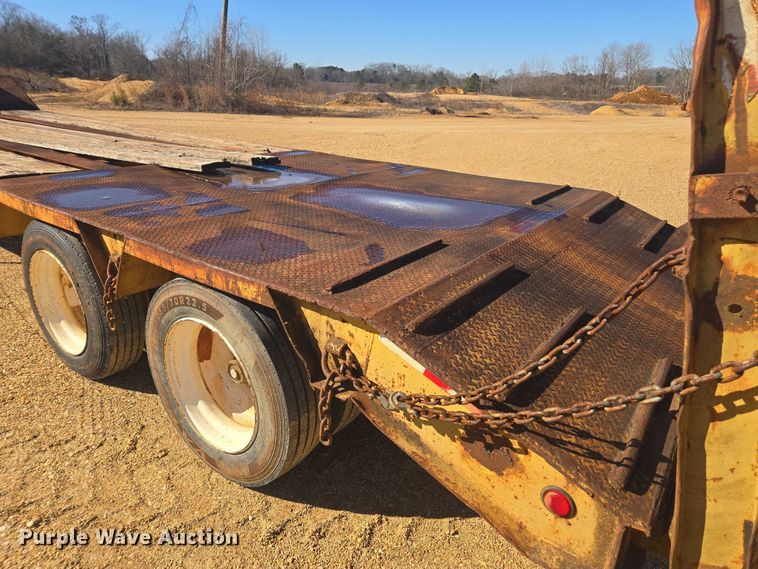 image for item DU2697 1995 Sun Manufacturing drop deck equipment trailer