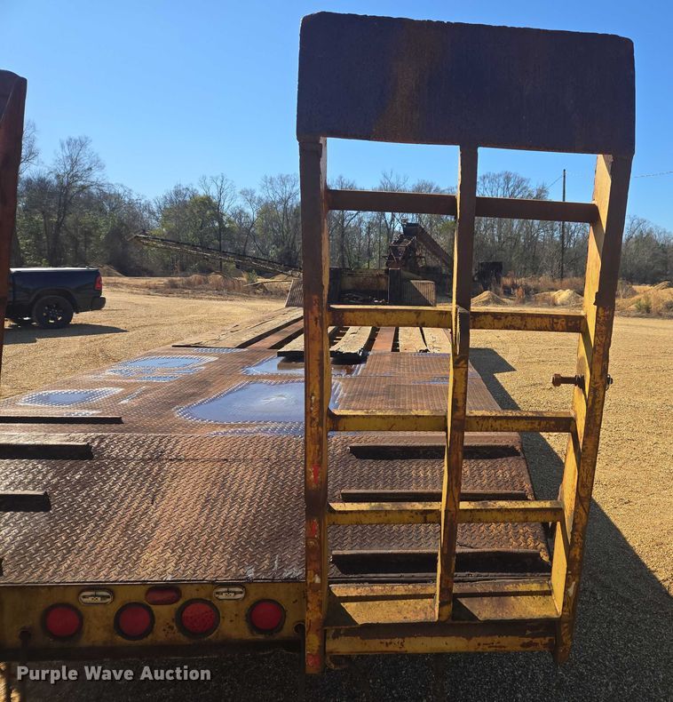image for item DU2697 1995 Sun Manufacturing drop deck equipment trailer