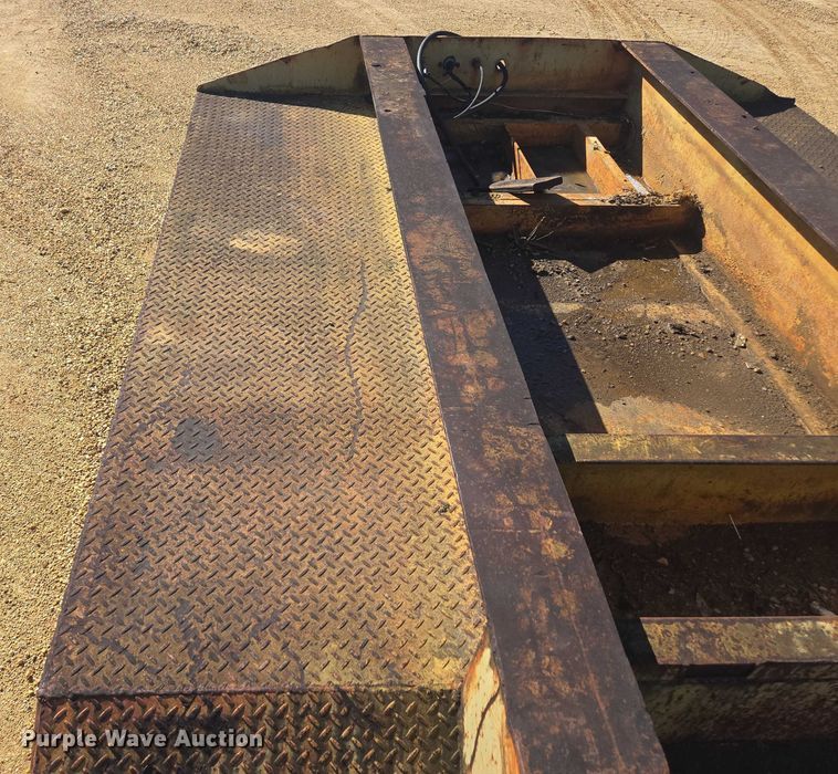 image for item DU2697 1995 Sun Manufacturing drop deck equipment trailer