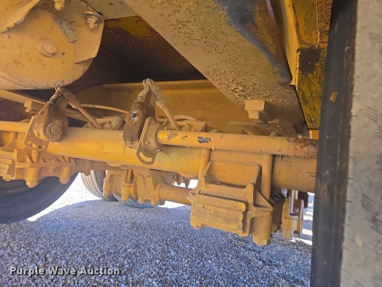 image for item DU2697 1995 Sun Manufacturing drop deck equipment trailer