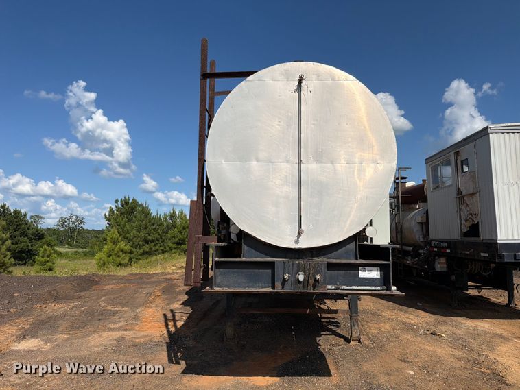 image for item ED5363 Insulated oil tank trailer