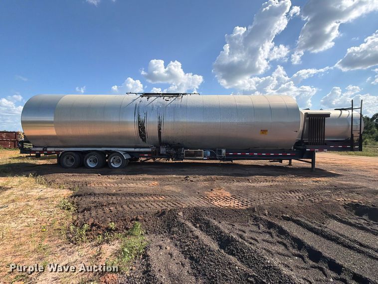image for item ED5363 Insulated oil tank trailer