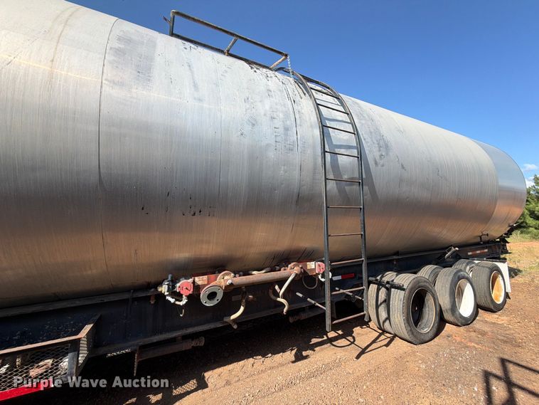 image for item ED5363 Insulated oil tank trailer