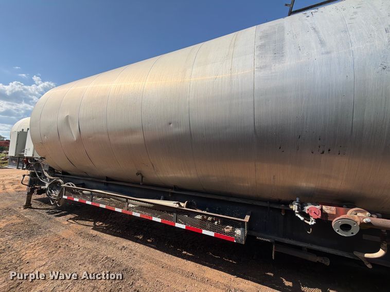 image for item ED5363 Insulated oil tank trailer