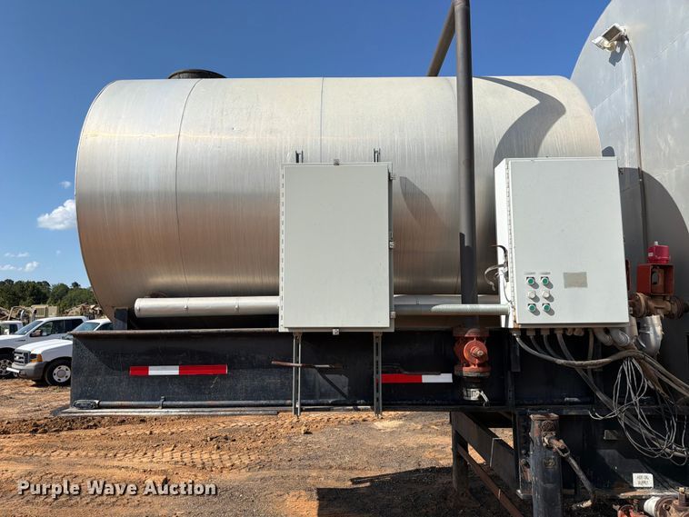 image for item ED5363 Insulated oil tank trailer