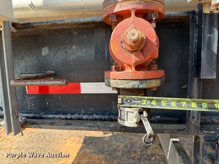 image for item ED5363 Insulated oil tank trailer