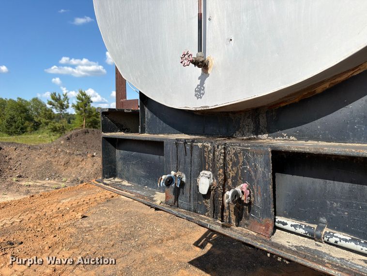 image for item ED5363 Insulated oil tank trailer