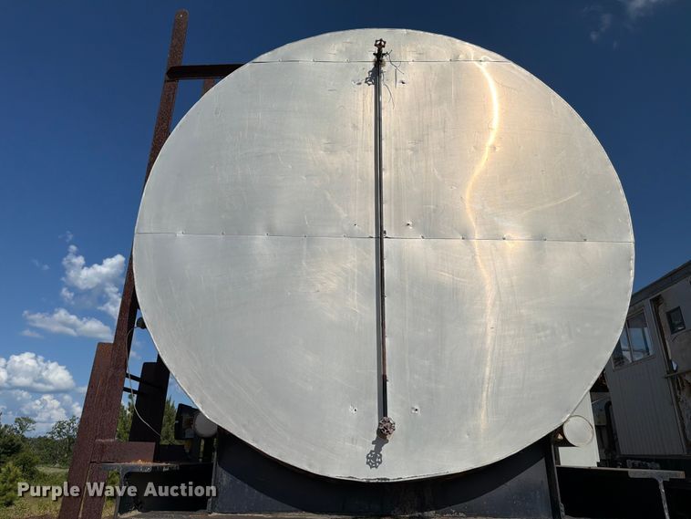 image for item ED5363 Insulated oil tank trailer