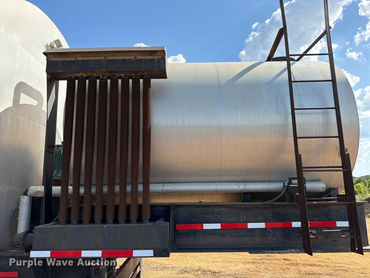 image for item ED5363 Insulated oil tank trailer