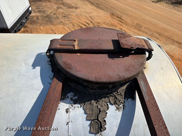 image for item ED5363 Insulated oil tank trailer