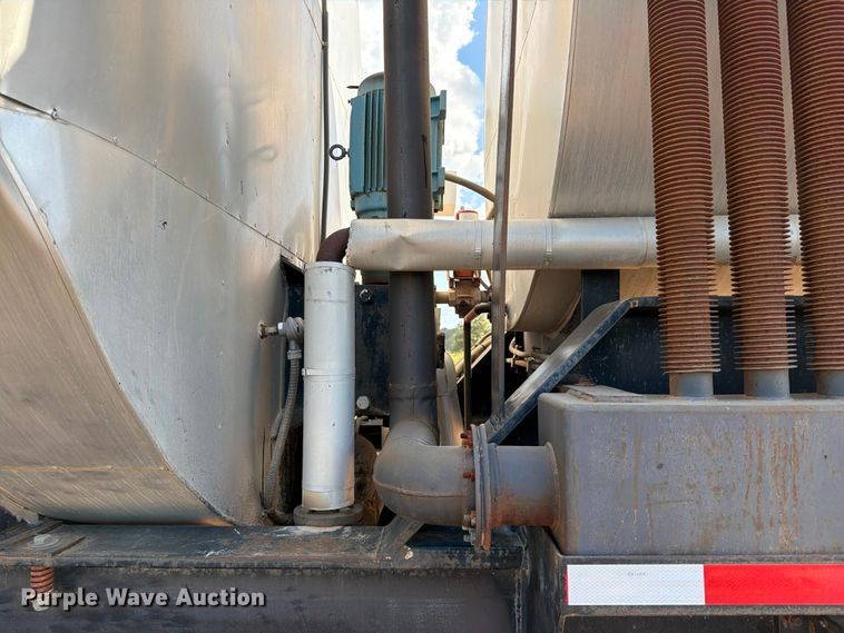 image for item ED5363 Insulated oil tank trailer