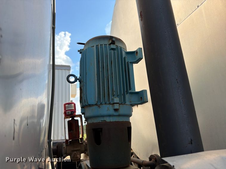 image for item ED5363 Insulated oil tank trailer