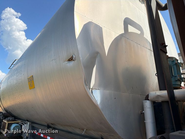 image for item ED5363 Insulated oil tank trailer