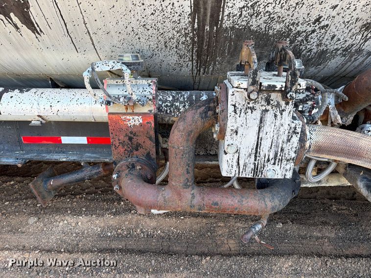 image for item ED5363 Insulated oil tank trailer