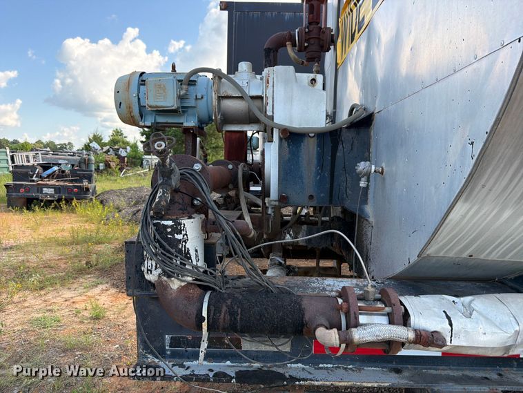 image for item ED5363 Insulated oil tank trailer