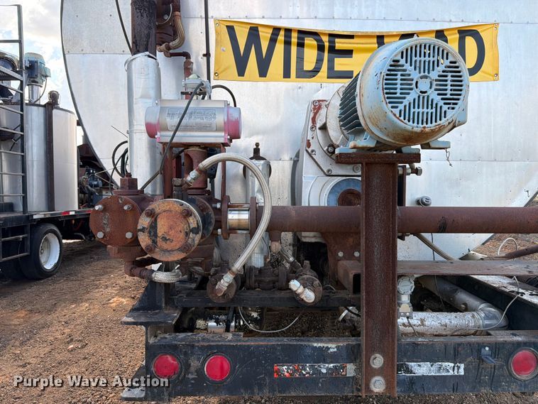 image for item ED5363 Insulated oil tank trailer