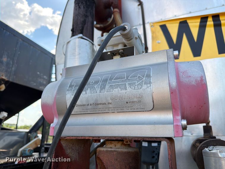 image for item ED5363 Insulated oil tank trailer