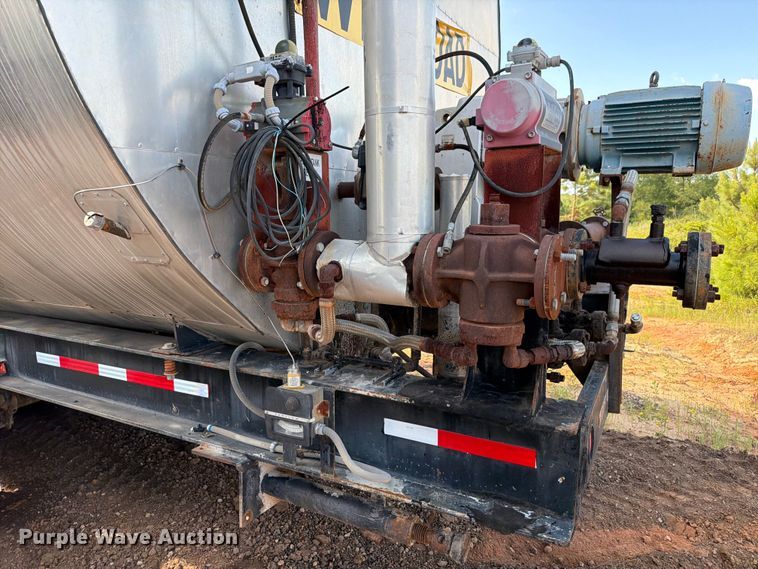 image for item ED5363 Insulated oil tank trailer