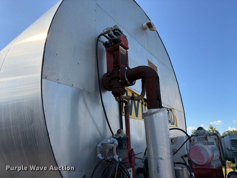 image for item ED5363 Insulated oil tank trailer