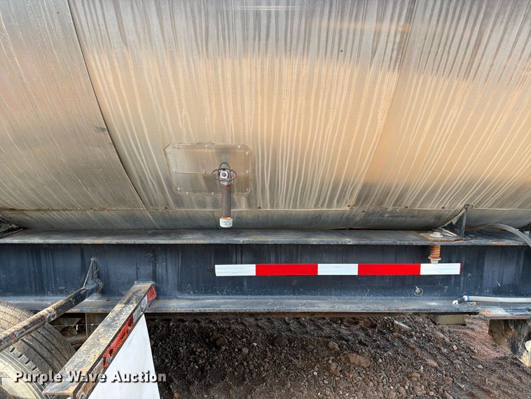 image for item ED5363 Insulated oil tank trailer