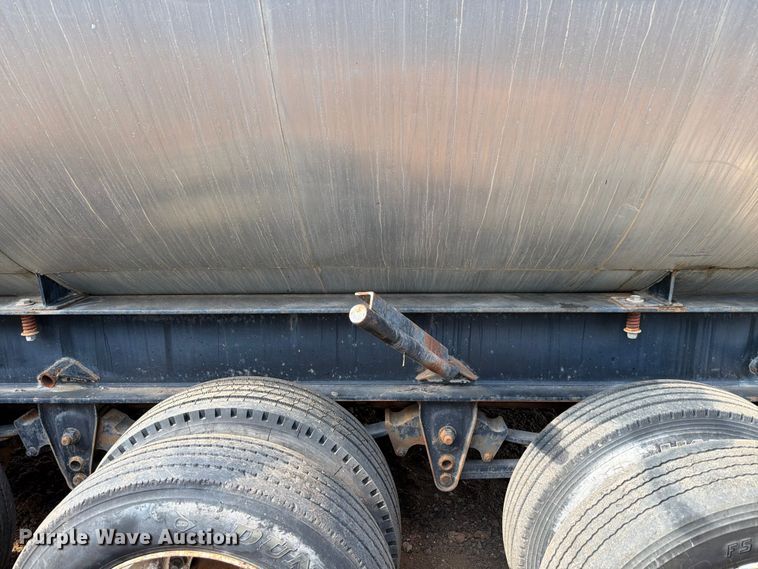 image for item ED5363 Insulated oil tank trailer