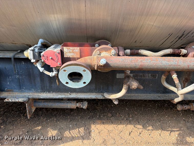 image for item ED5363 Insulated oil tank trailer