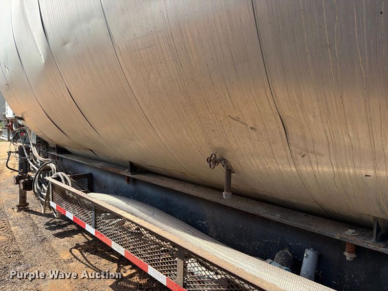 image for item ED5363 Insulated oil tank trailer