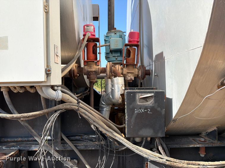 image for item ED5363 Insulated oil tank trailer
