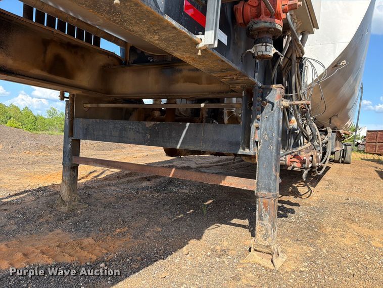 image for item ED5363 Insulated oil tank trailer