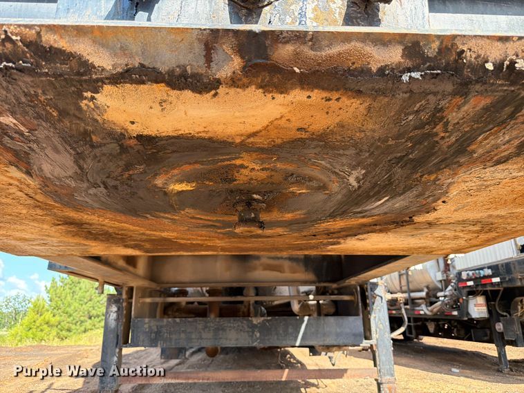 image for item ED5363 Insulated oil tank trailer