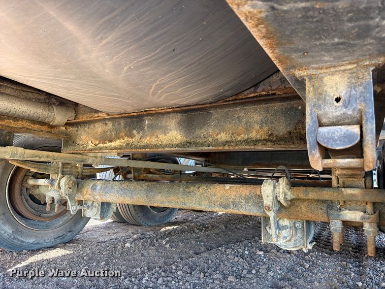 image for item ED5363 Insulated oil tank trailer