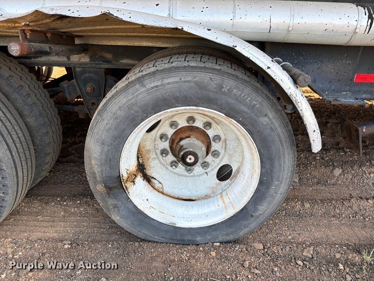 image for item ED5363 Insulated oil tank trailer