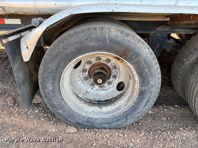 image for item ED5363 Insulated oil tank trailer