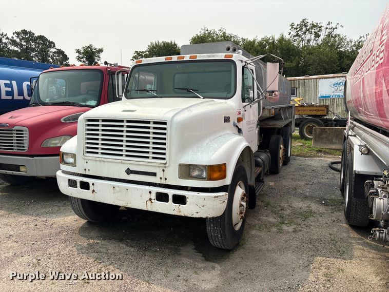 1996 International 4900 fuel / lube truck