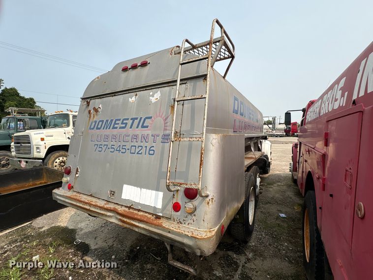 image for item EF1278 1996 International 4900 fuel / lube truck