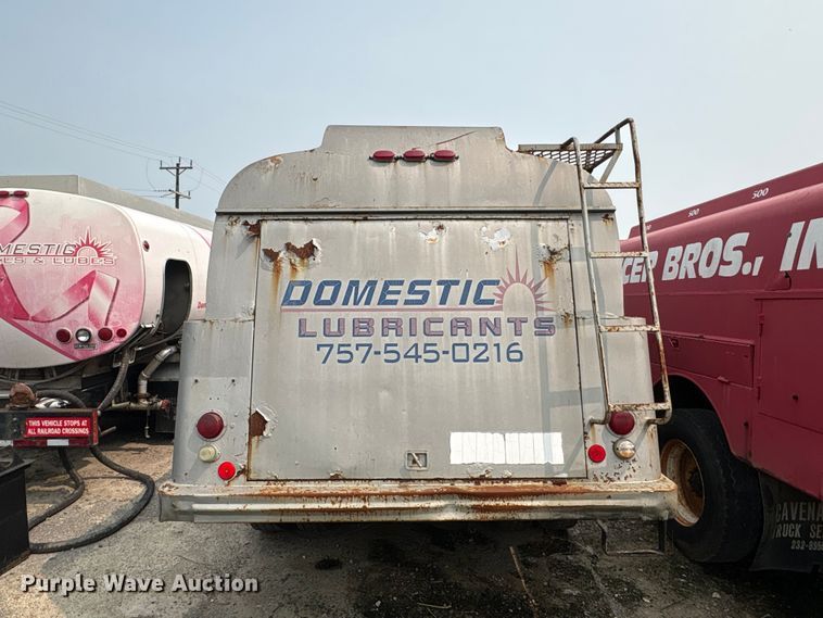 image for item EF1278 1996 International 4900 fuel / lube truck