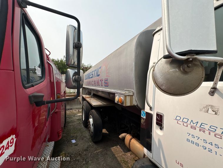 image for item EF1278 1996 International 4900 fuel / lube truck