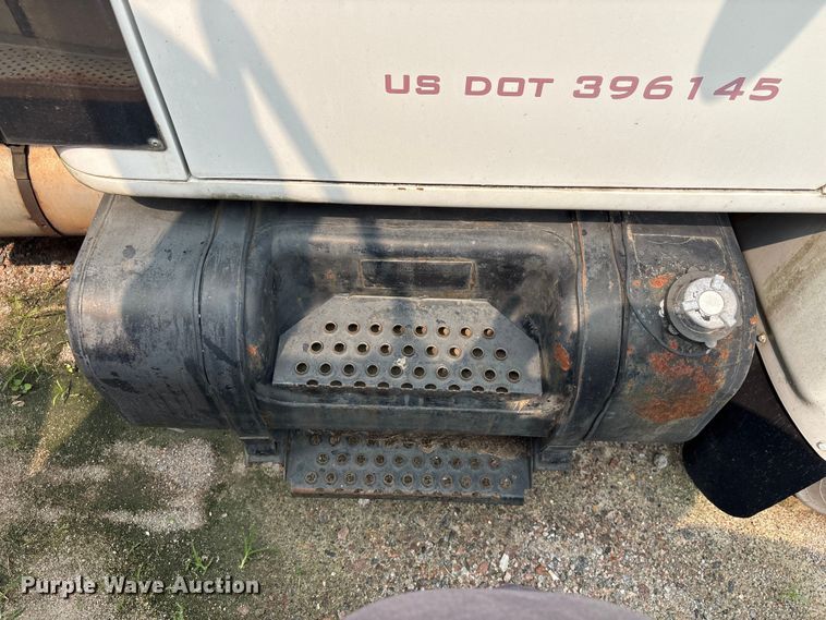 image for item EF1278 1996 International 4900 fuel / lube truck