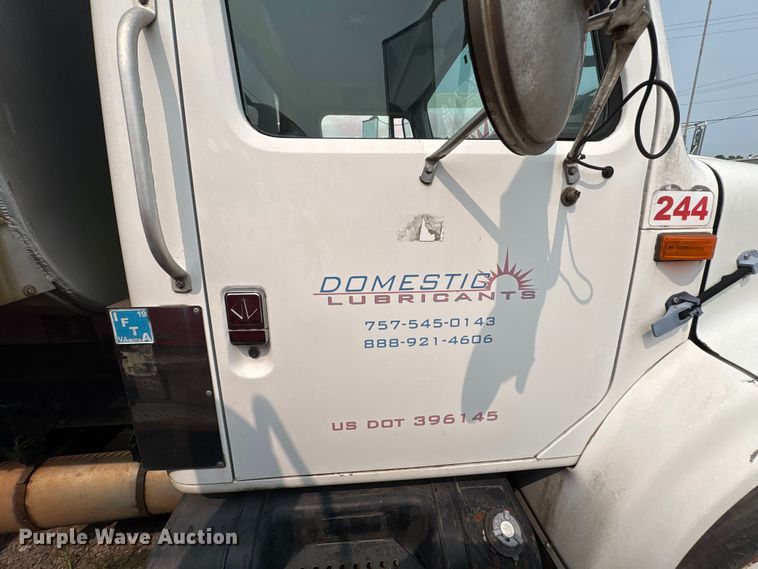 image for item EF1278 1996 International 4900 fuel / lube truck