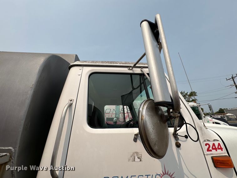 image for item EF1278 1996 International 4900 fuel / lube truck