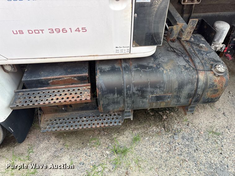image for item EF1278 1996 International 4900 fuel / lube truck
