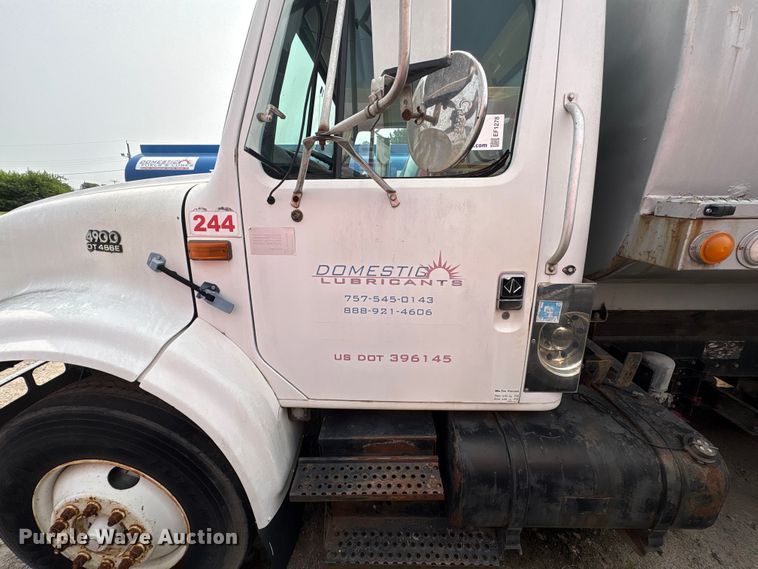 image for item EF1278 1996 International 4900 fuel / lube truck