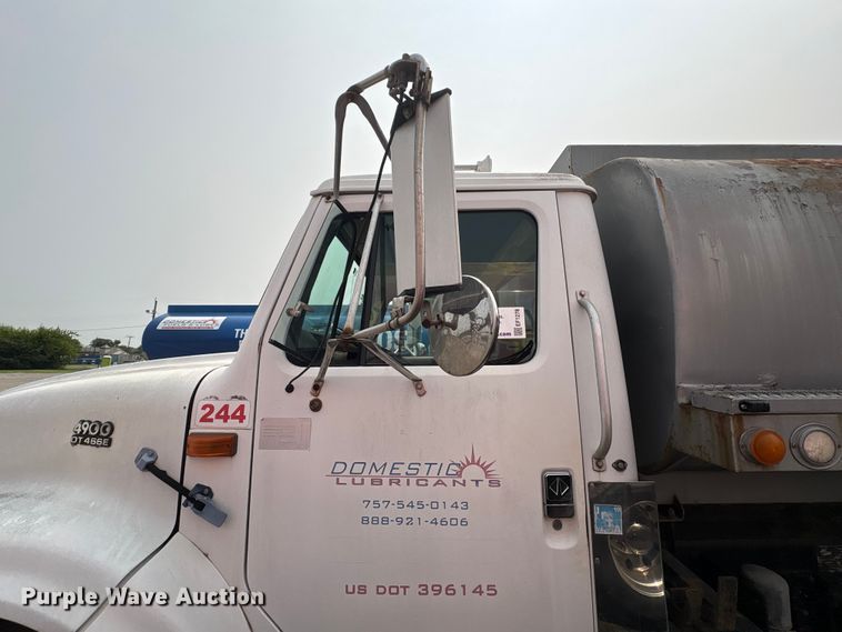 image for item EF1278 1996 International 4900 fuel / lube truck