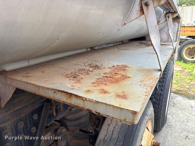image for item EF1278 1996 International 4900 fuel / lube truck