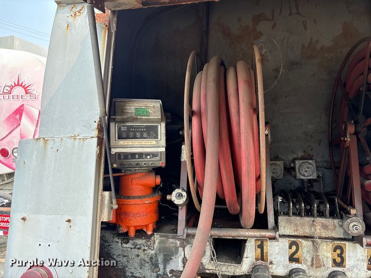 image for item EF1278 1996 International 4900 fuel / lube truck