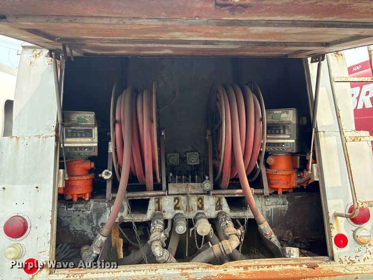 image for item EF1278 1996 International 4900 fuel / lube truck