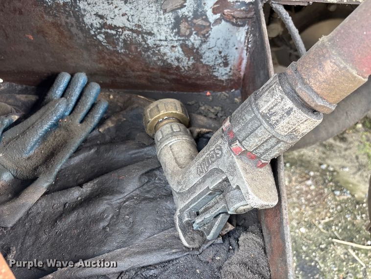 image for item EF1278 1996 International 4900 fuel / lube truck