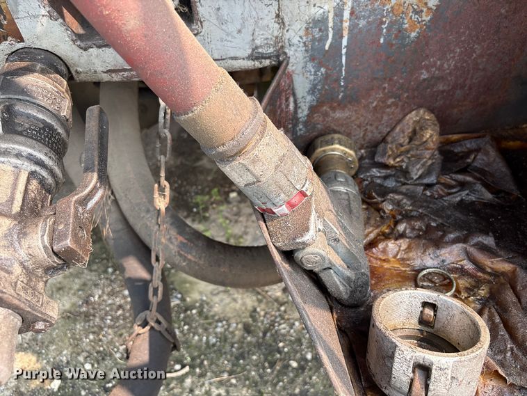 image for item EF1278 1996 International 4900 fuel / lube truck