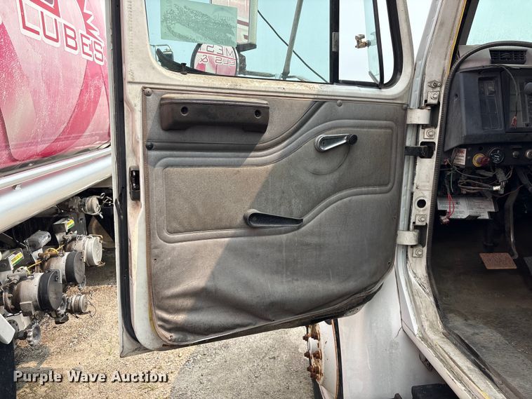 image for item EF1278 1996 International 4900 fuel / lube truck